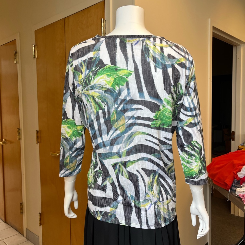 Onque Casuals Women's Tropical Print Top - Green and Black - Picture 5 of 7